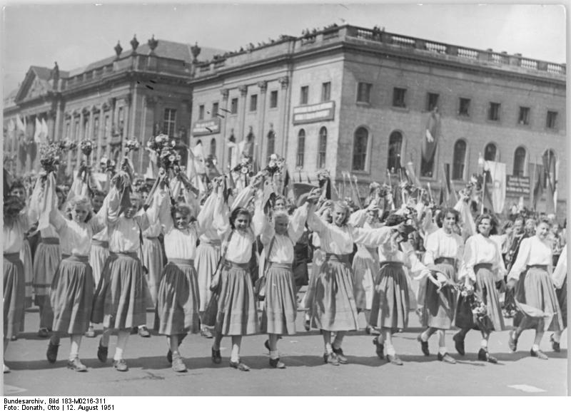 File:Bundesarchiv Bild 183-M0216-0311, Berlin, III. Weltfestspiele, Festumzug.jpg