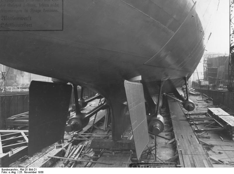 File:Bundesarchiv RM 25 Bild-21, Flugzeugträger "Graf Zeppelin", Bau.jpg