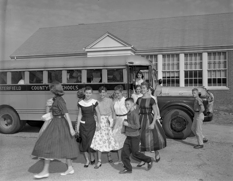 File:Chesterfield County school bus and students (3595197971).jpg