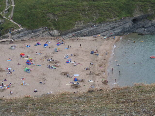 File:Crowded beach at Munt - geograph.org.uk - 153286.jpg