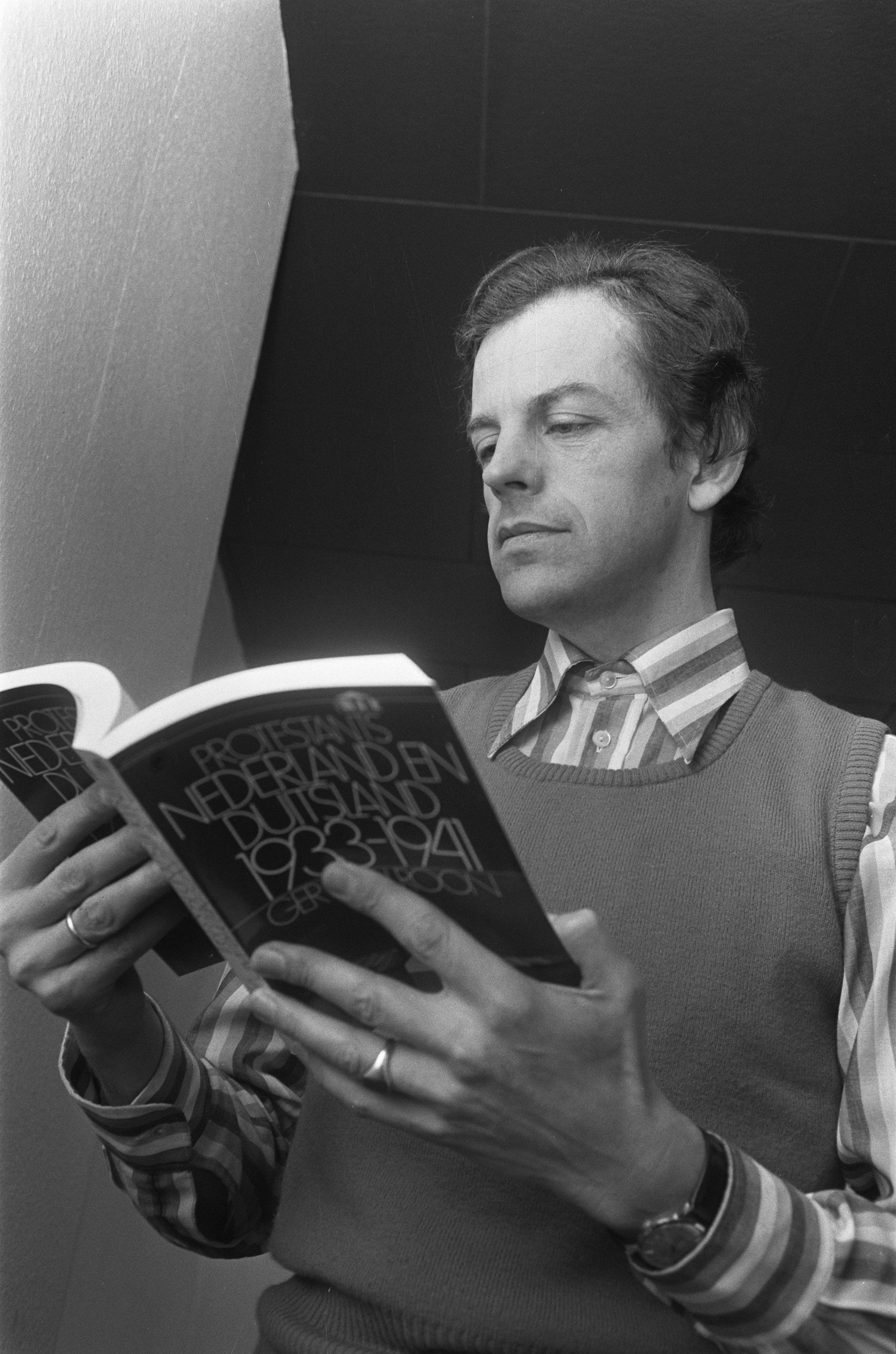 Ger van Roon mit seinem Buch ''Protestants Nederland en Duitsland 1933–1941'' (1974)