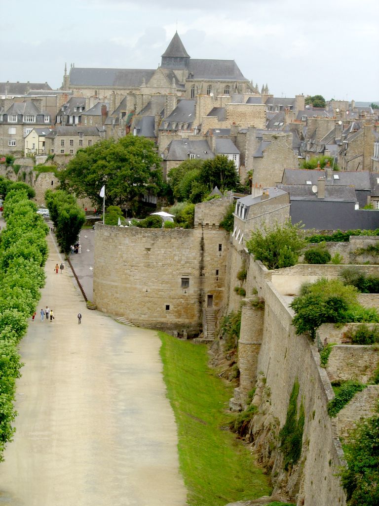 Remparts de Dinan — Wikipédia