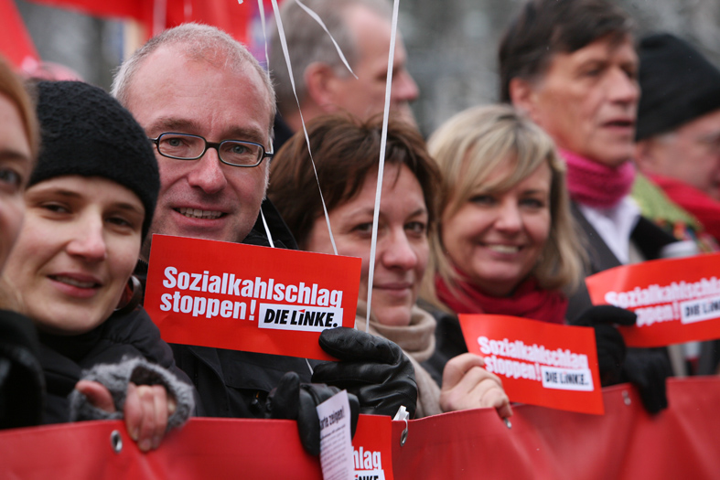 Fraktion DIE LINKE zeigt Sparpaket die Rote Karte.jpg