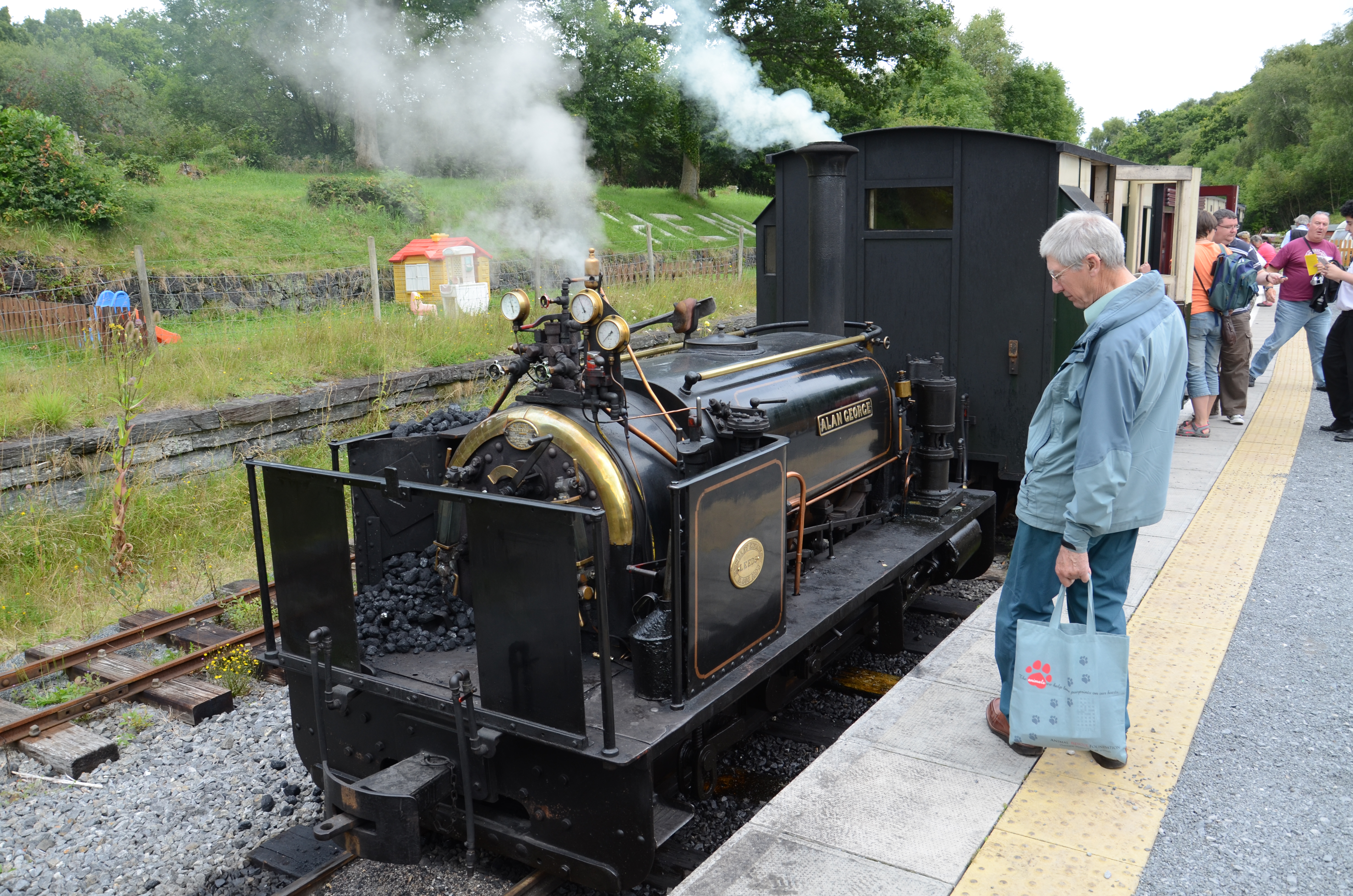 Henllan railway station