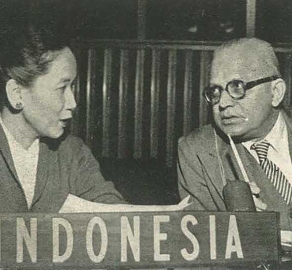 File:Indonesian and Indian delegates speaking, Wanita di Indonesia p76 (Ministry of Information).jpg