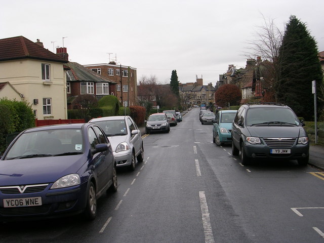 File:Kingsway - Harcourt Drive - geograph.org.uk - 1621326.jpg