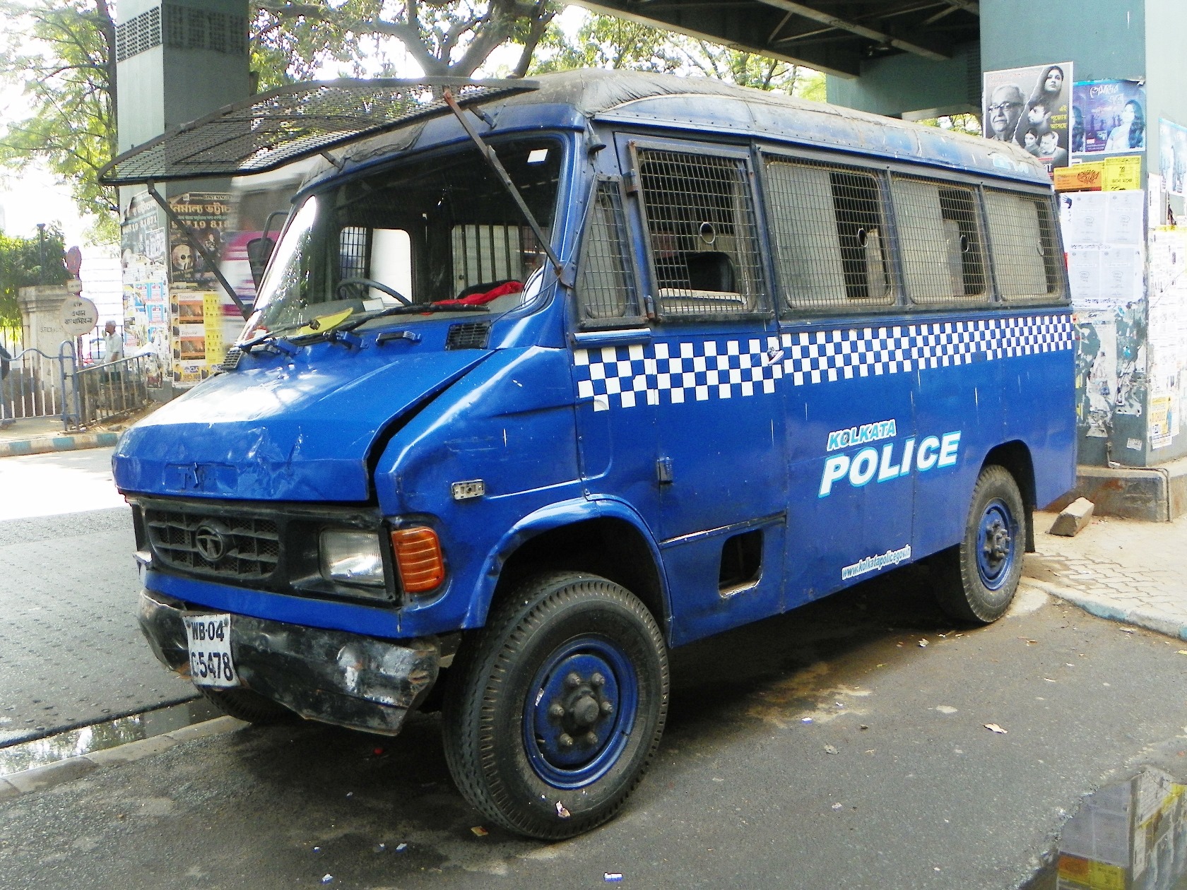 Kolkata police | Kolkata civic cops cannot use stickers on personal  vehicles: Police - Telegraph India