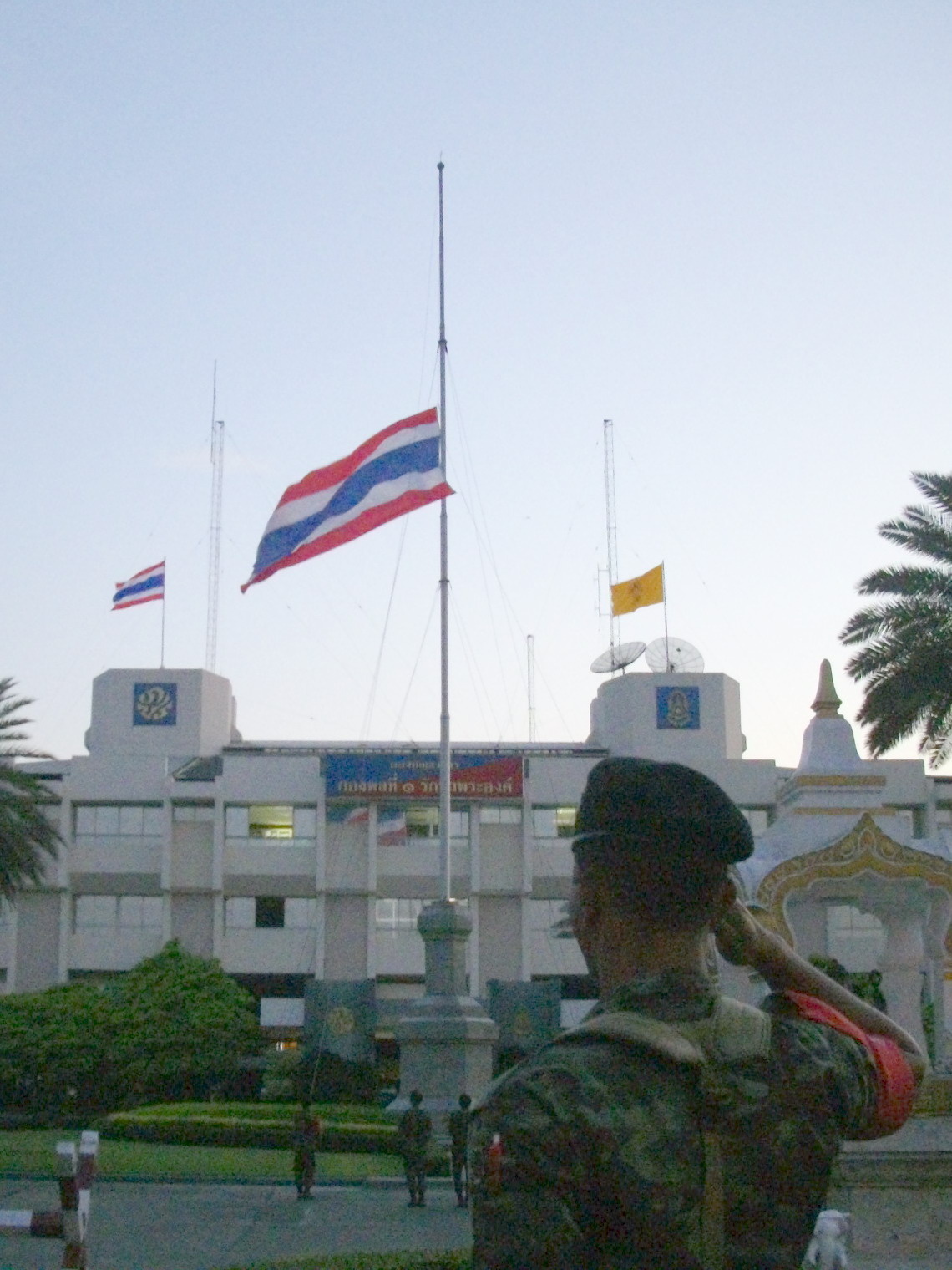 Lowering_the_flag_of_Thailand_at_1st_divison_headquater.jpg