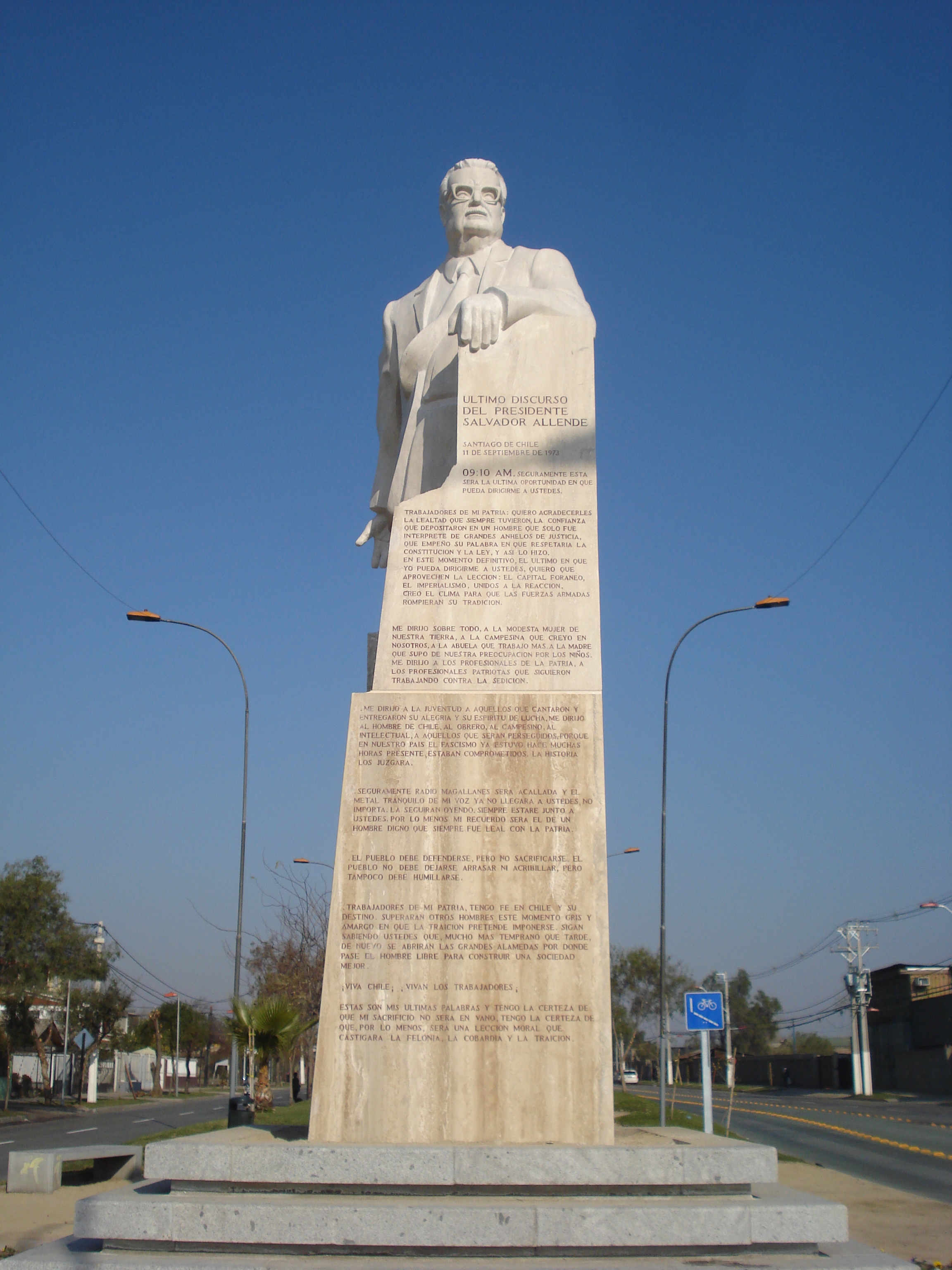 Monumento_a_Allende_en_San_Joaqu%C3%ADn.jpg