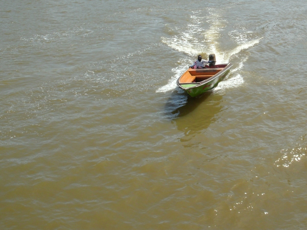 File:Motor boat in Kampong Ayer.jpg