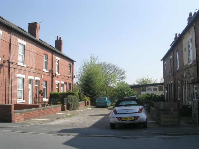 File:Oakfield Avenue - High Ridge Park - geograph.org.uk - 1264431.jpg