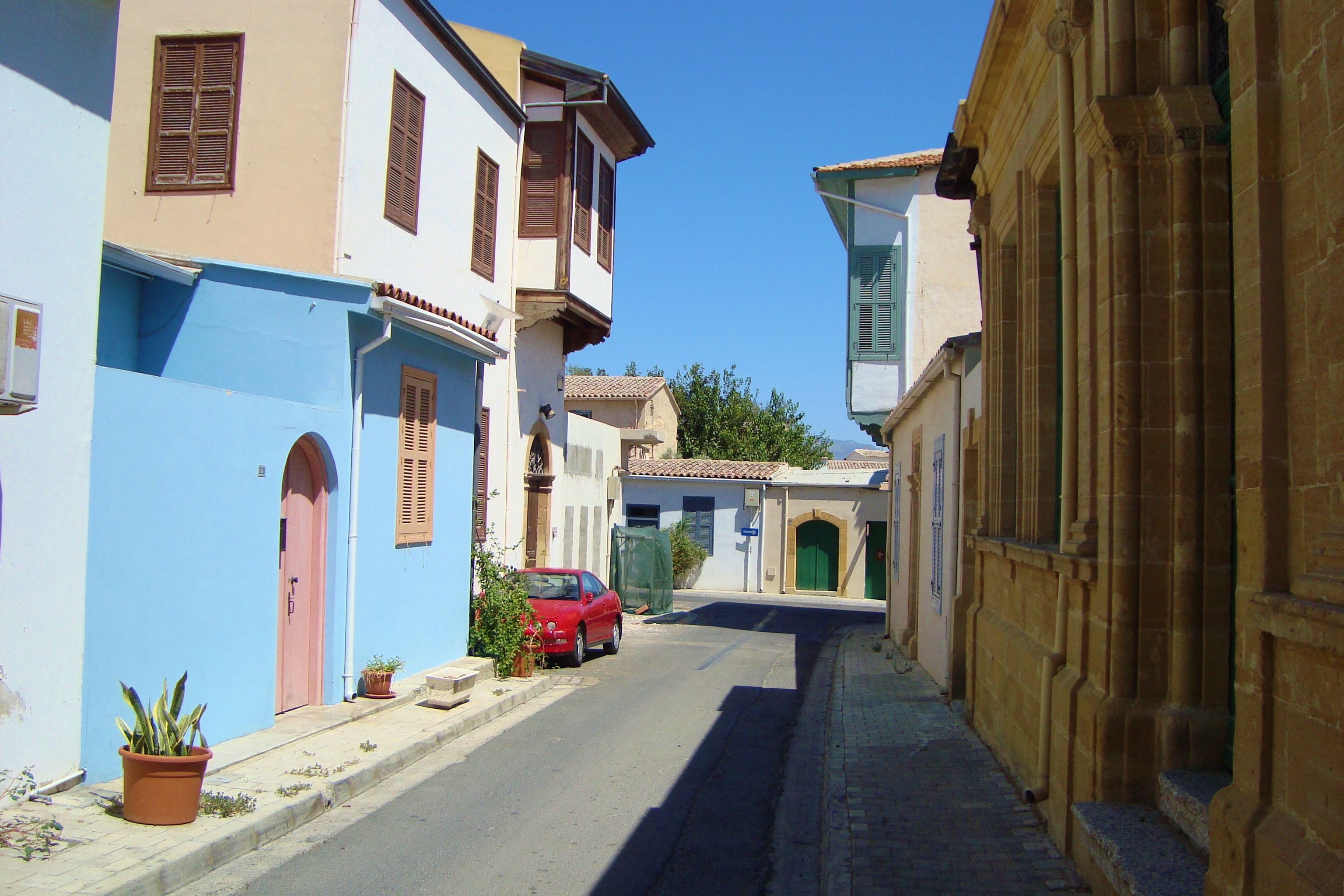 Capital of cyprus. Никосия Северный Кипр. Южная Никосия. Никосия улицы окраины. Никосия бизнес квартал.