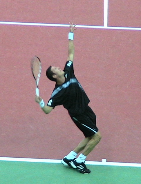 Safin_serving_2009_Kremlin_Cup.jpg