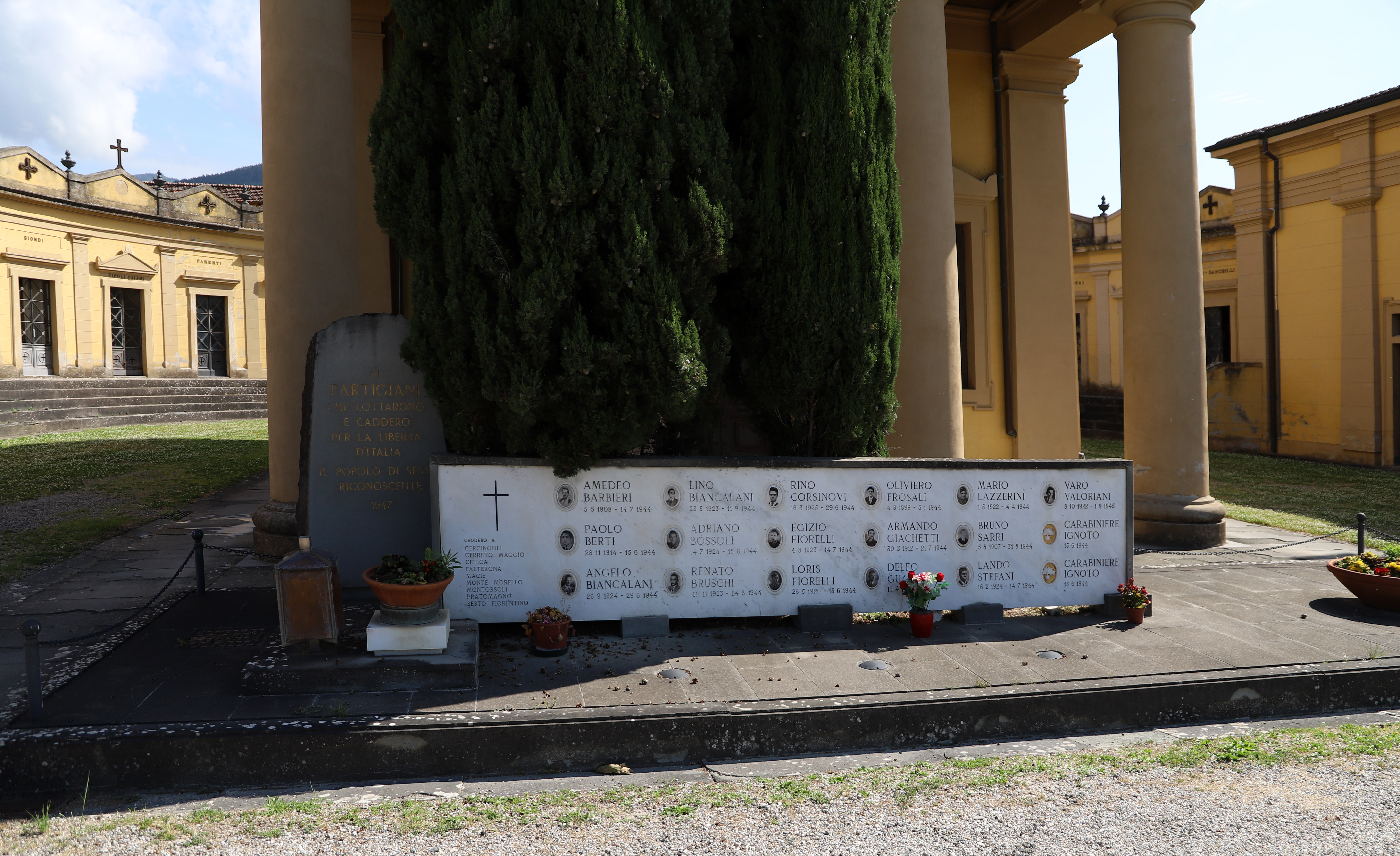 File:Sesto fiorentino, cimitero maggiore, tombe dei partigiani caduti in  guerra.jpg - Wikimedia Commons
