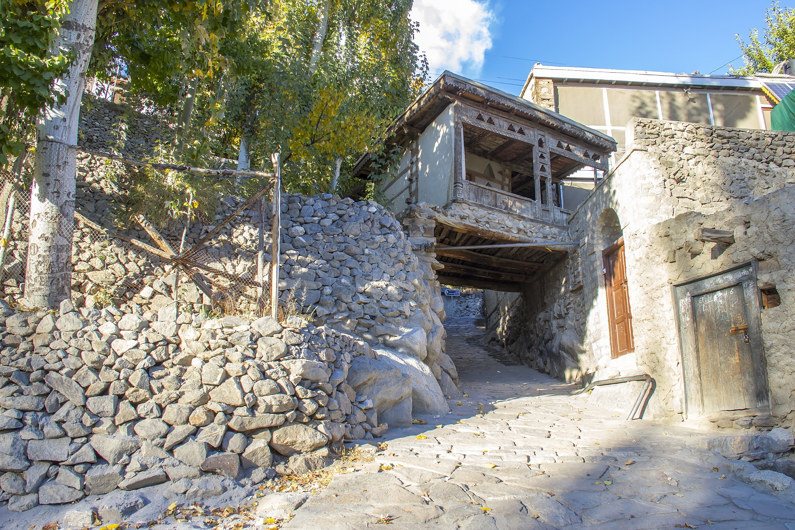 File:Streets of Hunza - Gilgit Baltistan - Pakistan.jpg - Wikimedia Commons