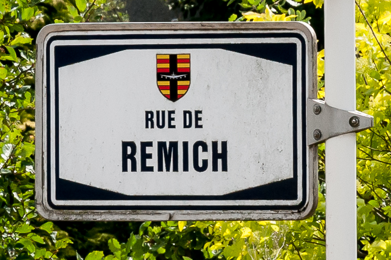 File:Stroosseschëld Rue de Remich, Sandweiler-101.jpg