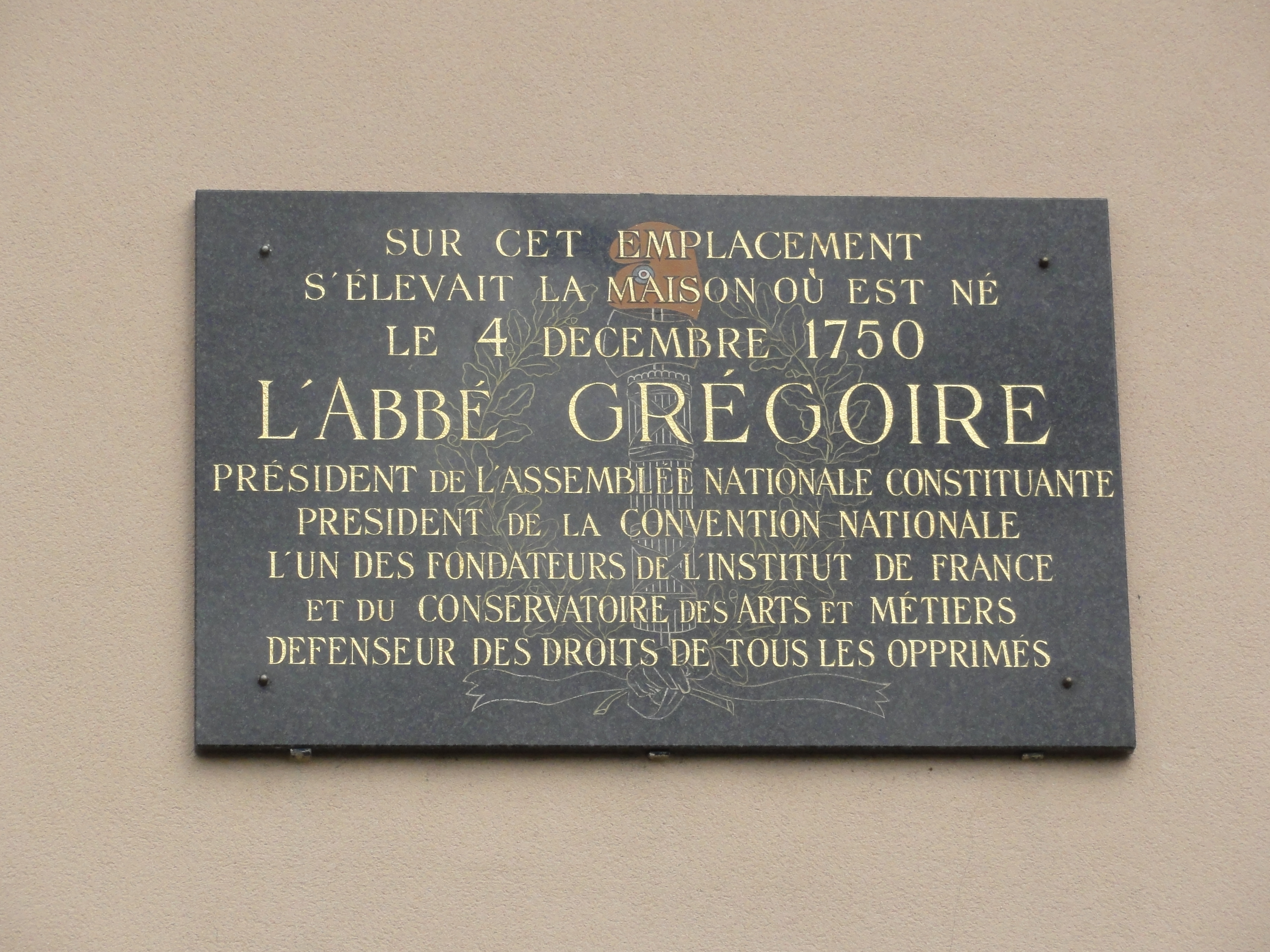 La plaque commémorative de la maison natale disparue à [[Vého