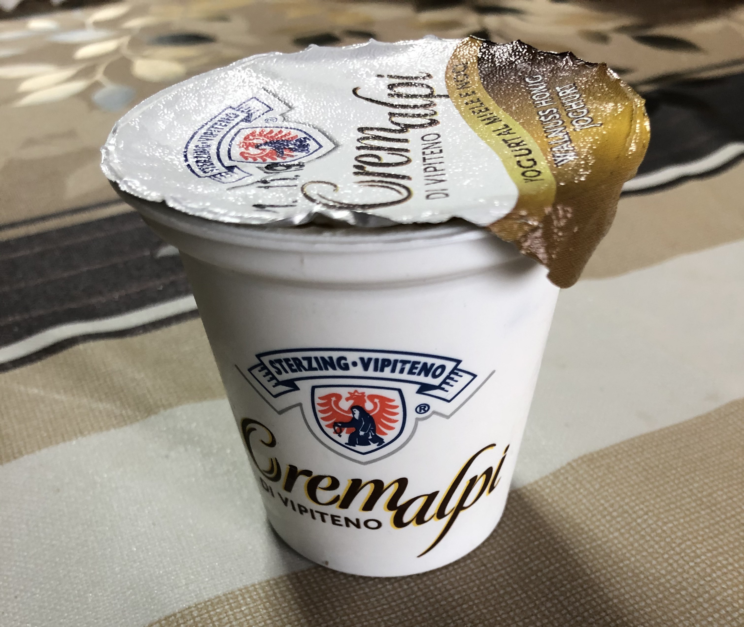 https://upload.wikimedia.org/wikipedia/commons/4/47/Yogurt_Vipiteno_Cremalpi.jpg