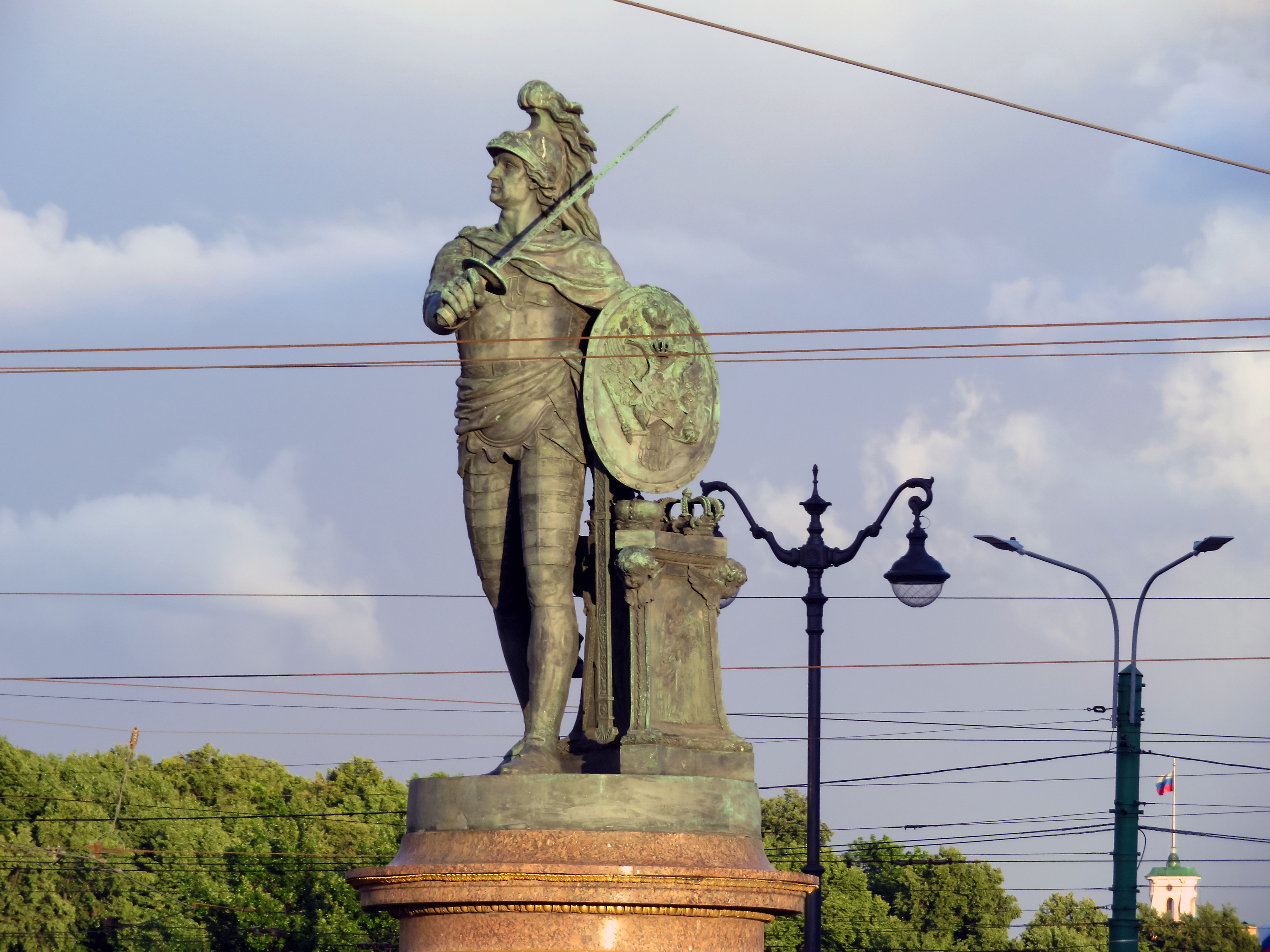 Памятник полководцу скульптора кербеля в москве. Конный памятник полководцу Георгию Саакадзе. Статуя полководца. Памятники полководцам 18 века. Памятник Суворову в Севастополе.