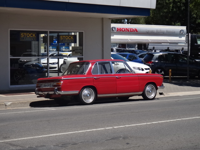 File:1970 BMW 2000 (8134187658).jpg