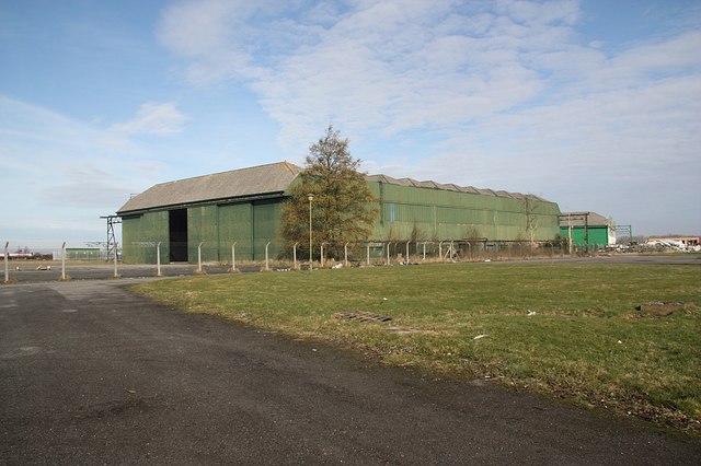 File:Binbrook hangar - geograph.org.uk - 1199520.jpg