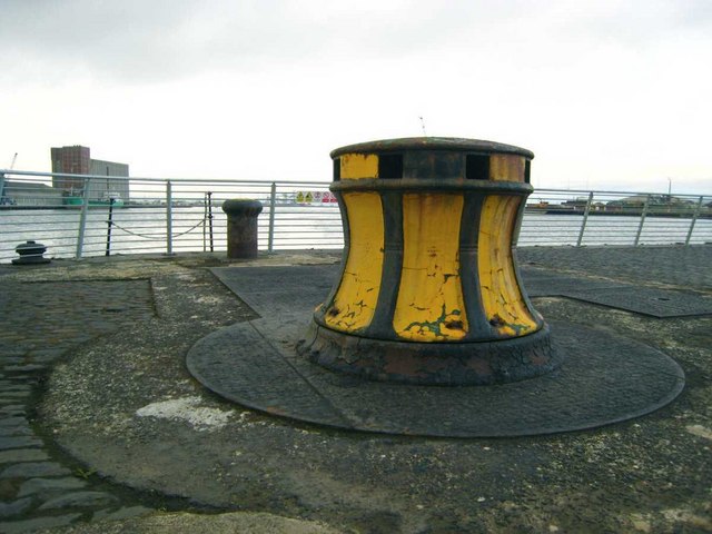 File:Capstan, Thompson Graving Dock - geograph.org.uk - 599223.jpg