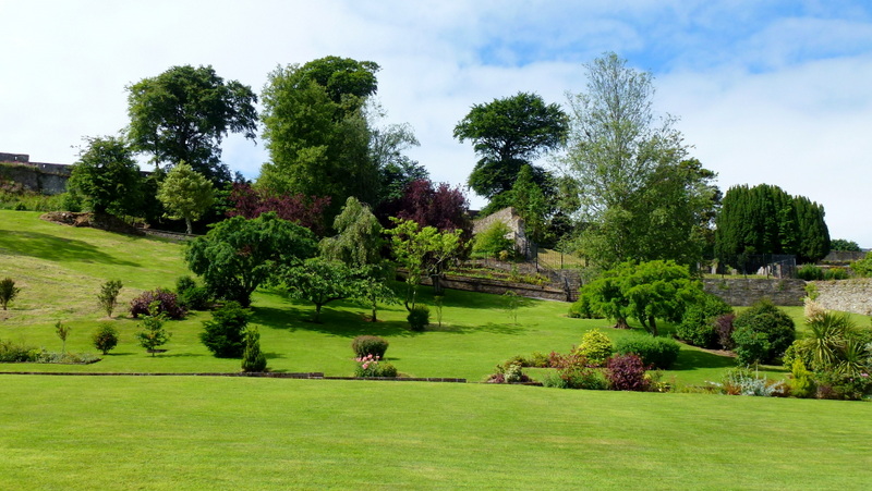 File:College Gardens, Youghal - geograph.org.uk - 3568602.jpg