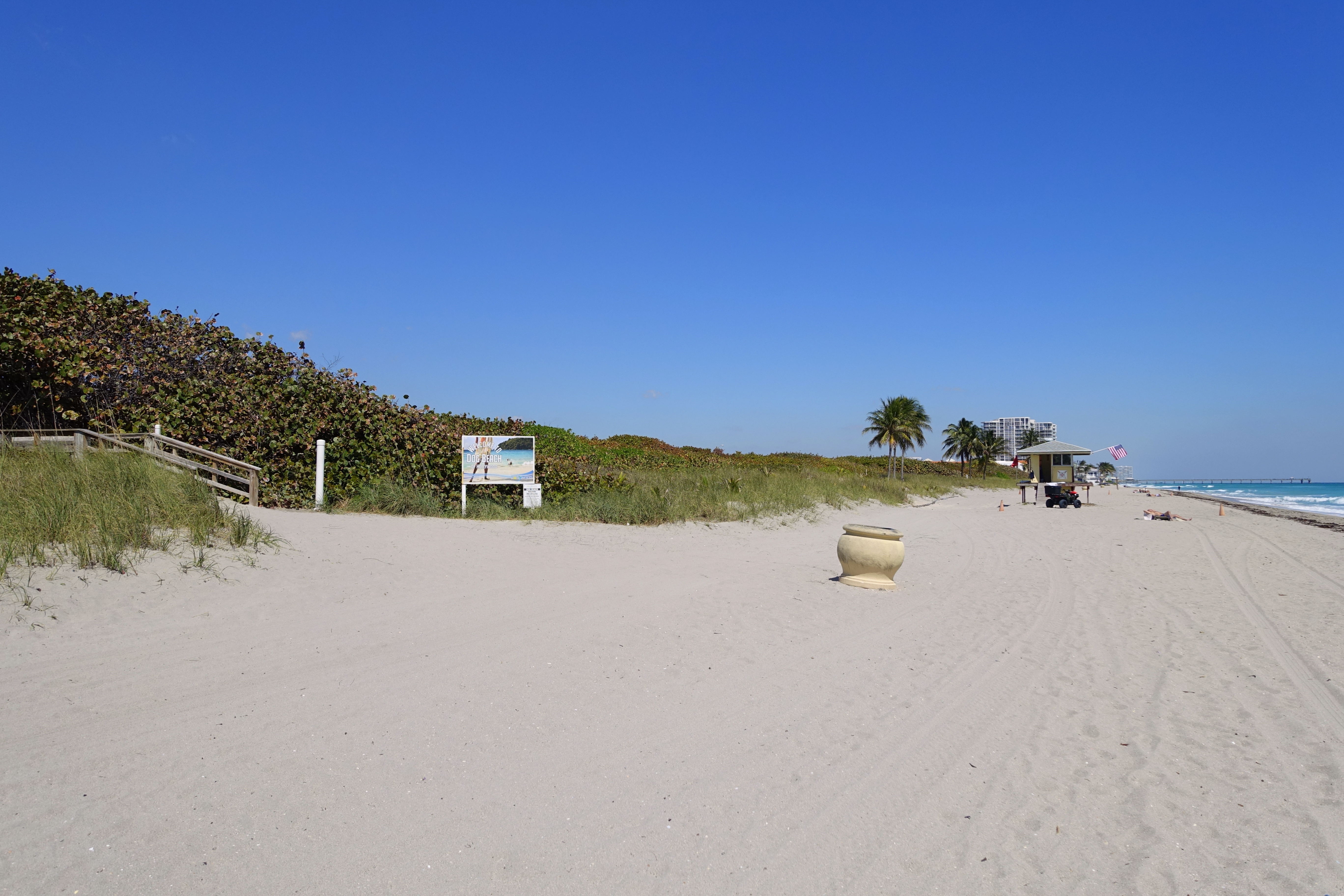 Explorer near. Голливудский пляж. Hollywood Beach. Есть ли в Голливуде пляж.