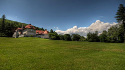 File:Everett Mansion at Southern Vermont College.jpg