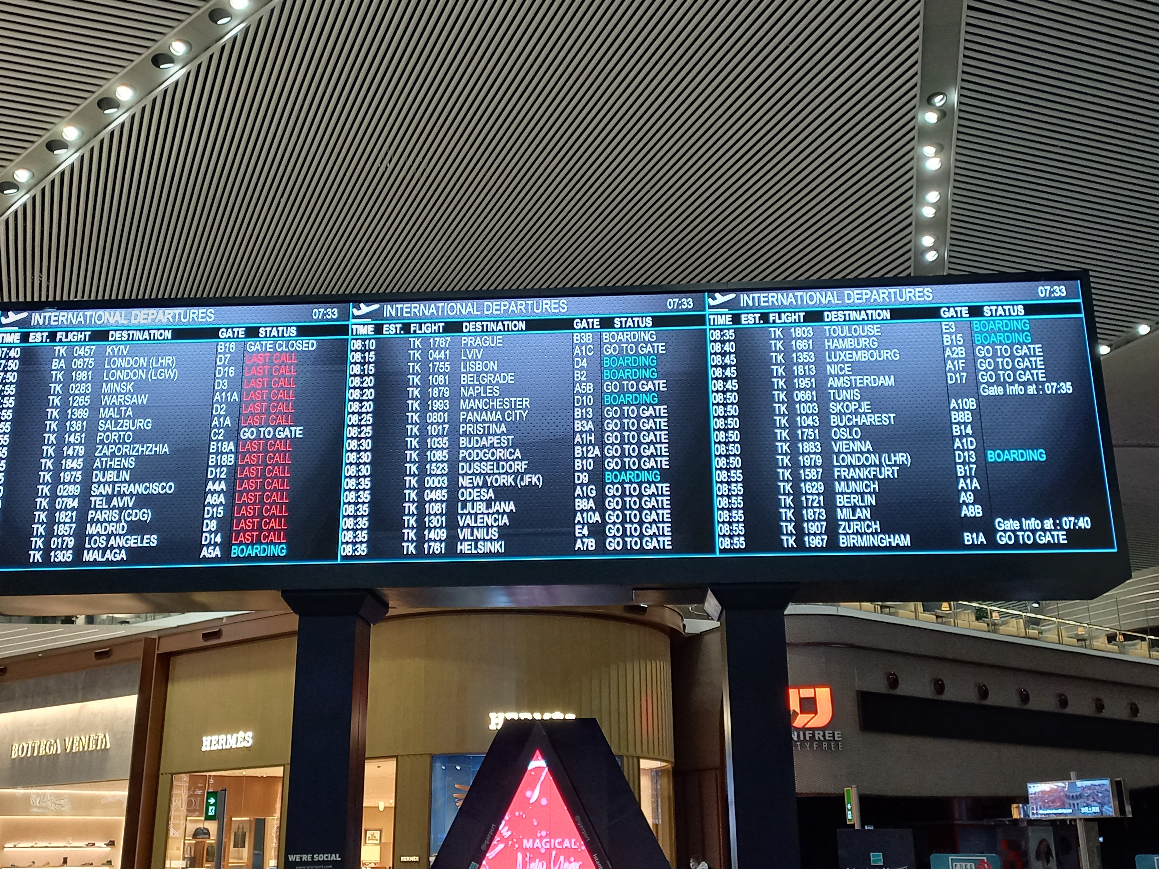 Табло istanbul airport. Табло нового аэропорта Стамбула. Аэропорт Стамбула табло. Визуальный табло в аэропорту. АИР табло Истанбул.