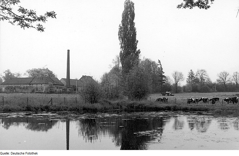 File:Fotothek df rp-b 0990056 Schönteichen-Biehla. Ehem. Rittergut mit Brennerei (ehem. Wassermühle), Ansicht.jpg