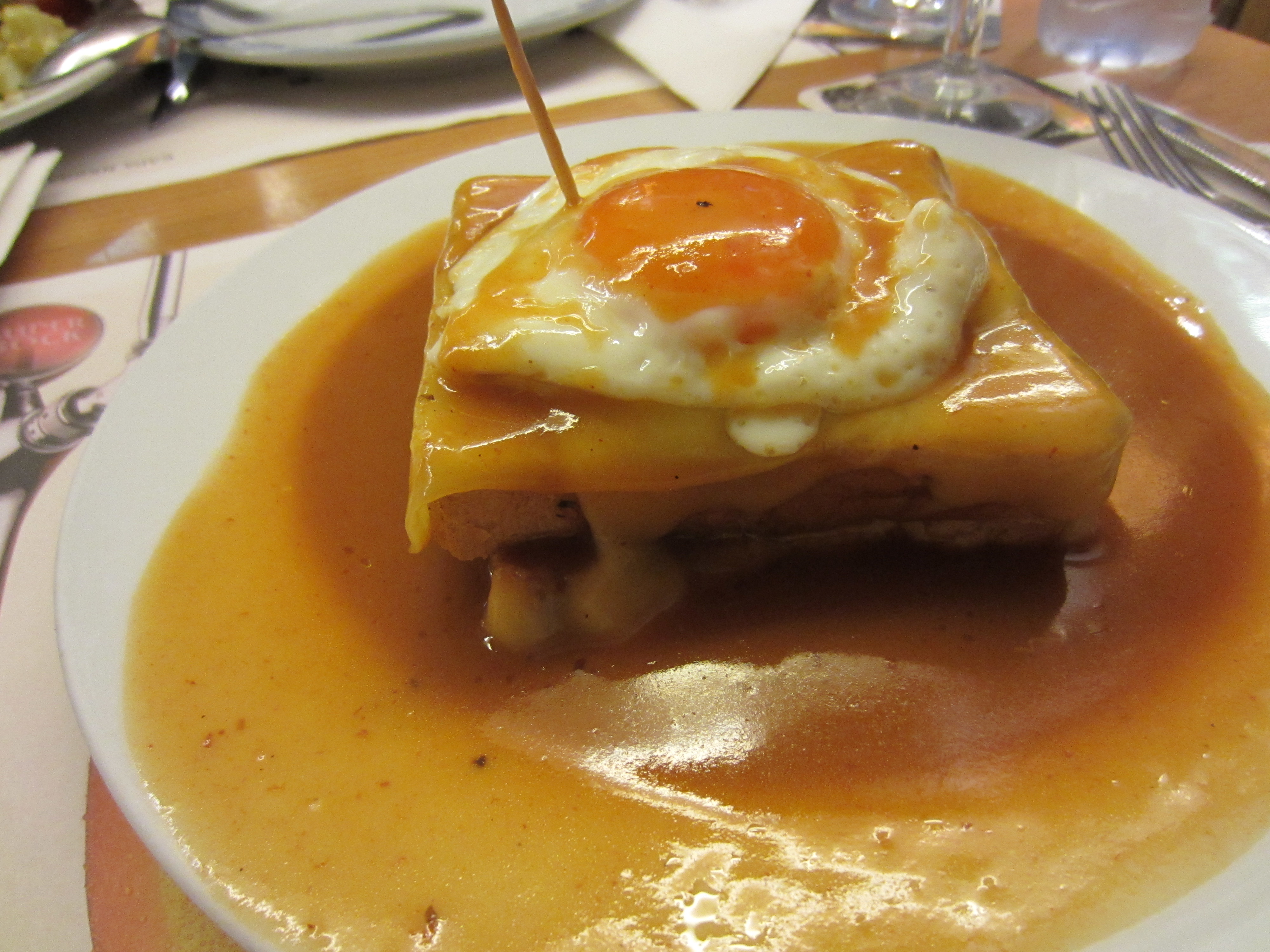 File Francesinha With Egg Jpg Wikimedia Commons