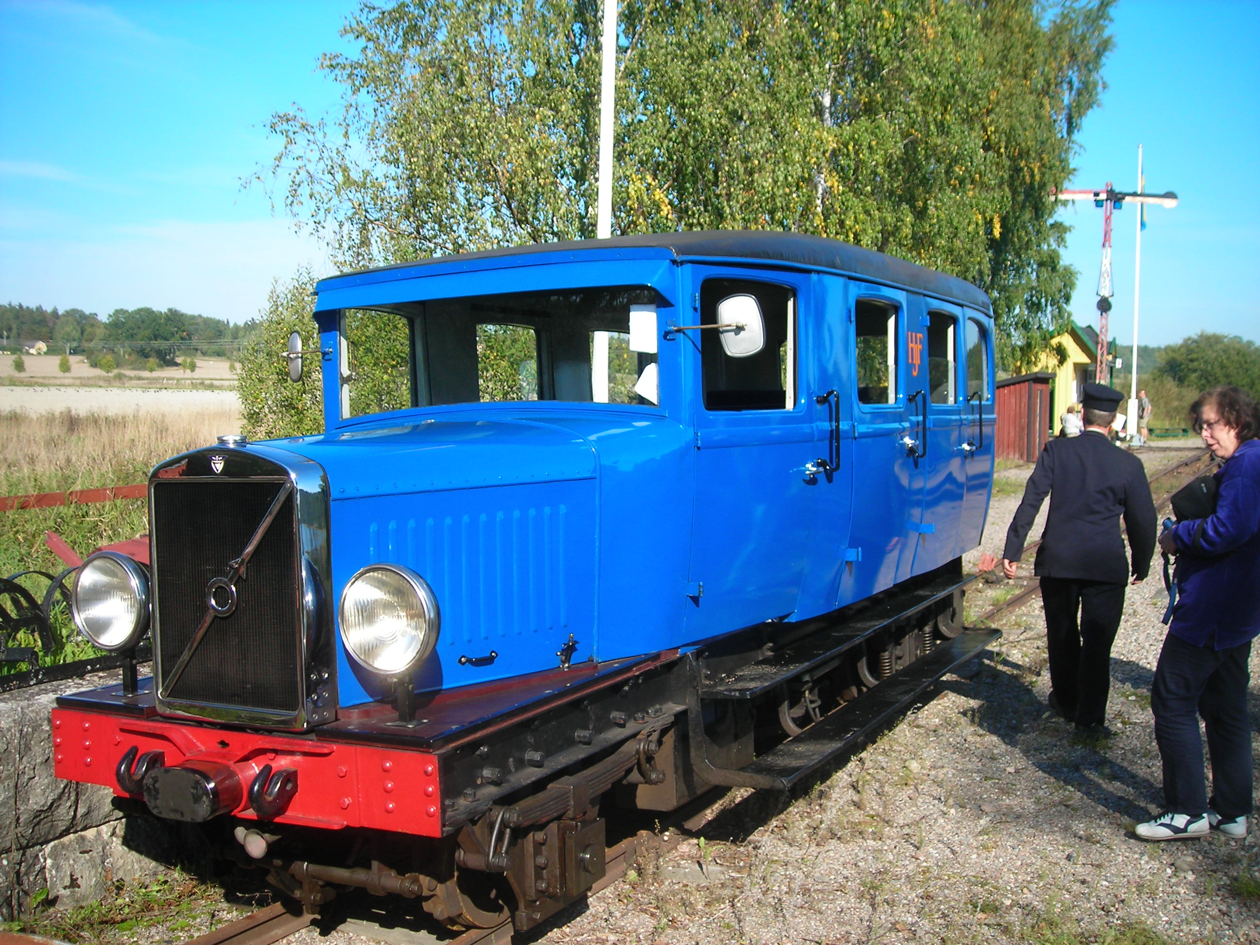 HFJ-bussen_har_ankommit_till_Marielund.j