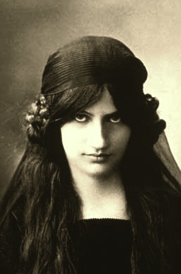 File:Jeanne Hebuterne-2.jpg