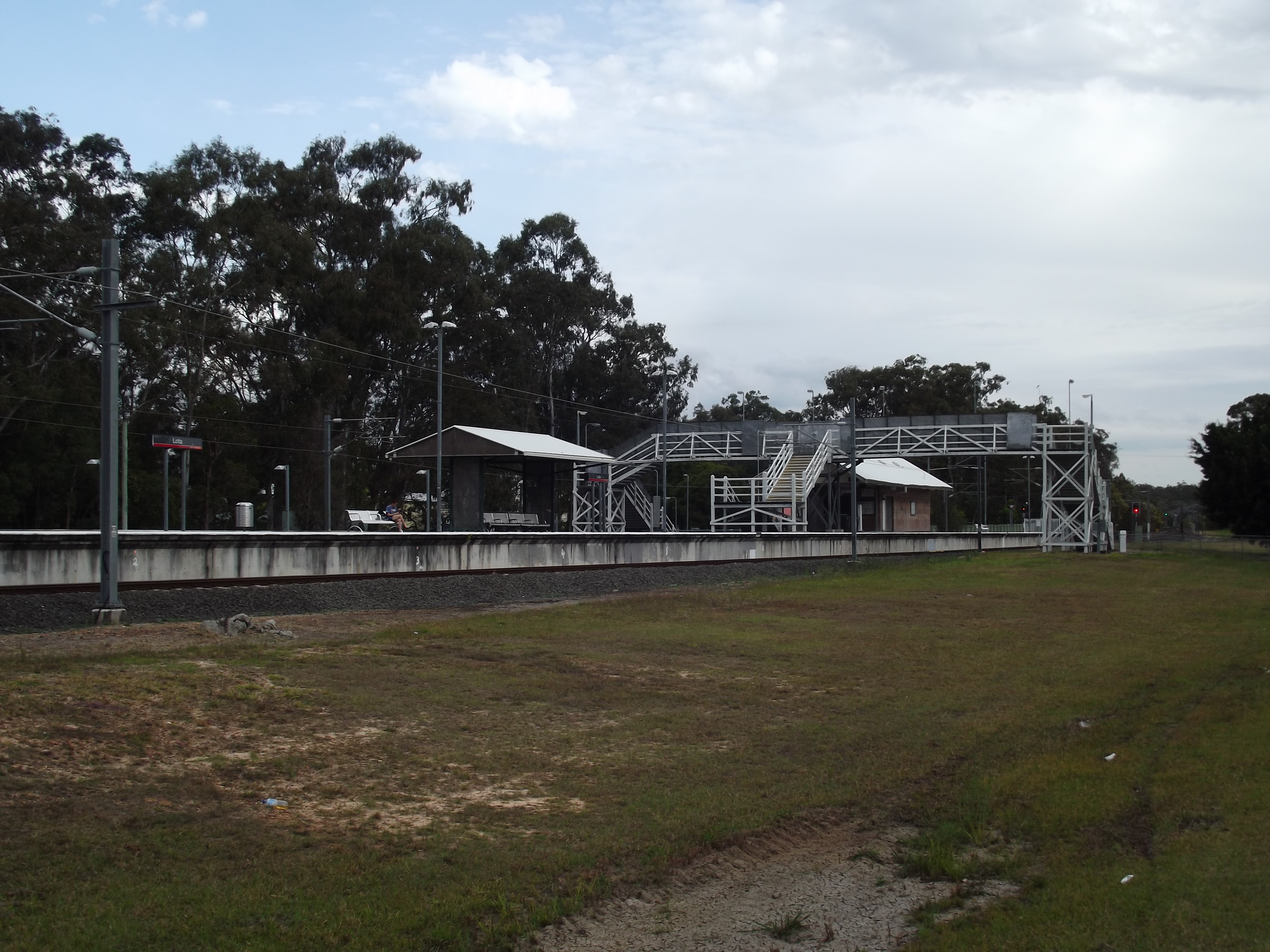 https://upload.wikimedia.org/wikipedia/commons/4/48/Lota_Railway_Station%2C_Queensland%2C_Aug_2012.JPG
