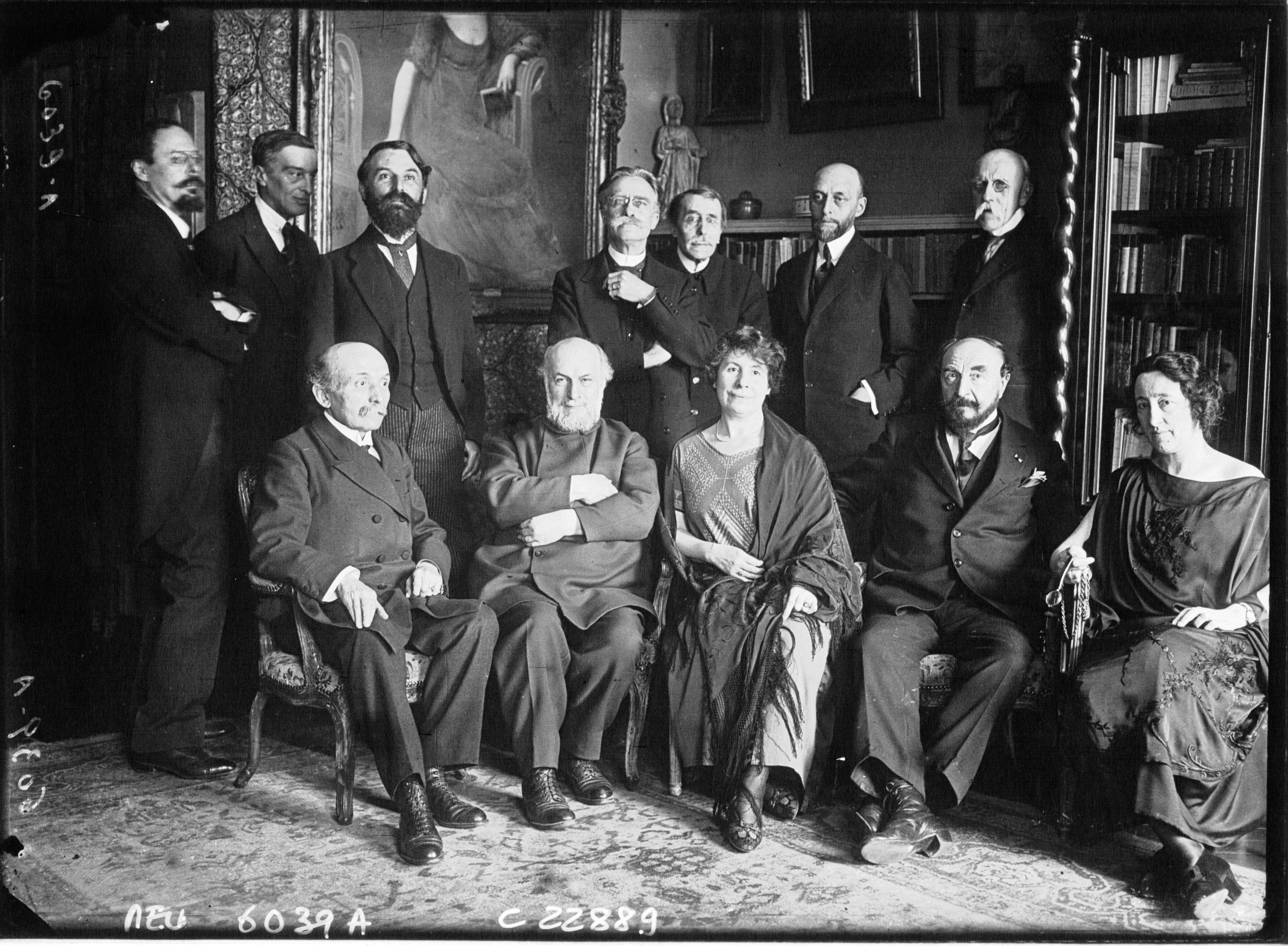 Judith Cladel (primer plano a la derecha), miembro del jurado del premio de literatura ''Flaubert'' en 1923 en casa de [[Marcelle Tinayre