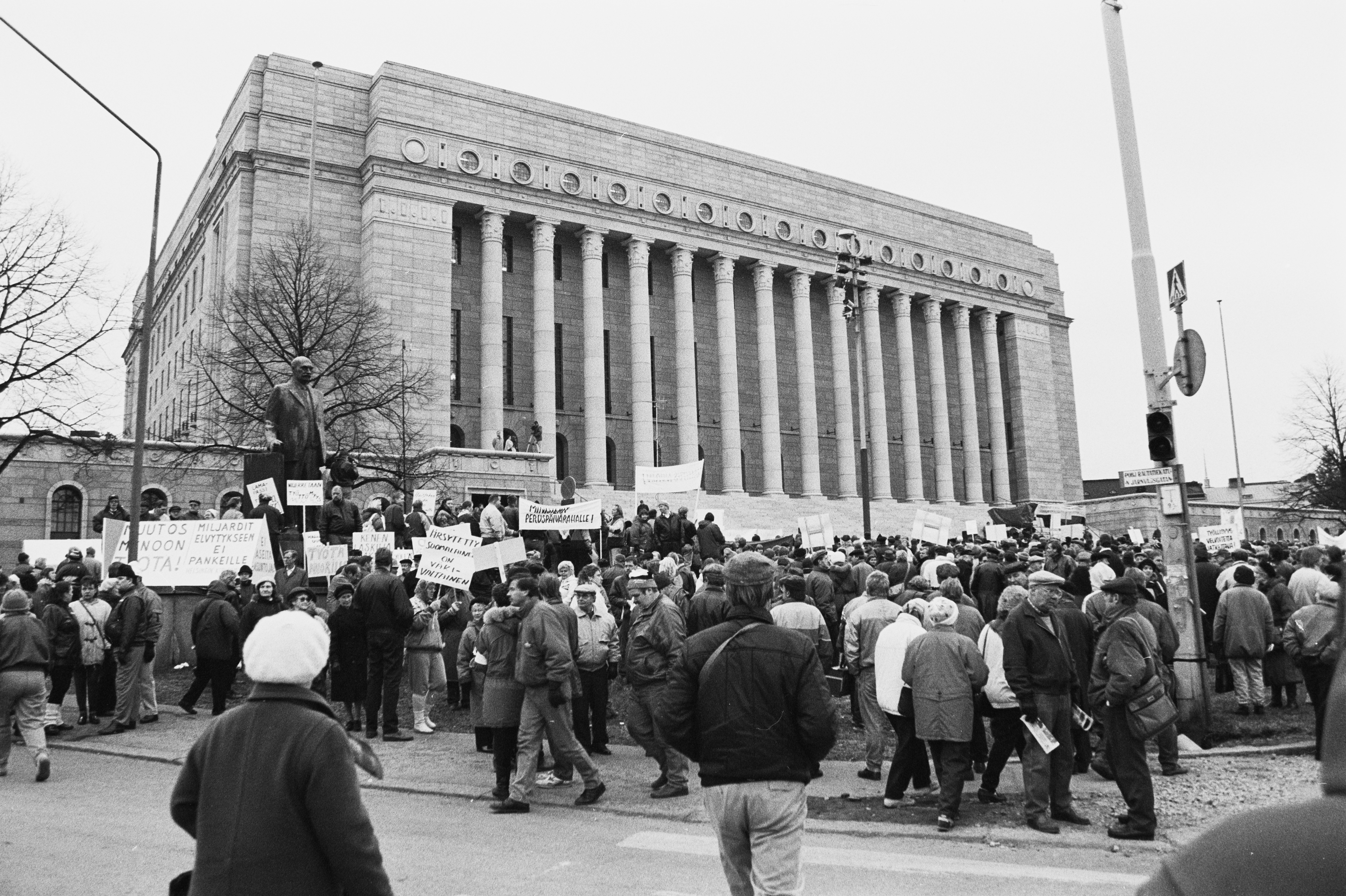 File:Mielenosoitus Eduskuntatalon edessä   ().jpg - Wikimedia Commons