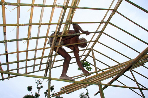 File:Mru man builds bamboo house.jpg