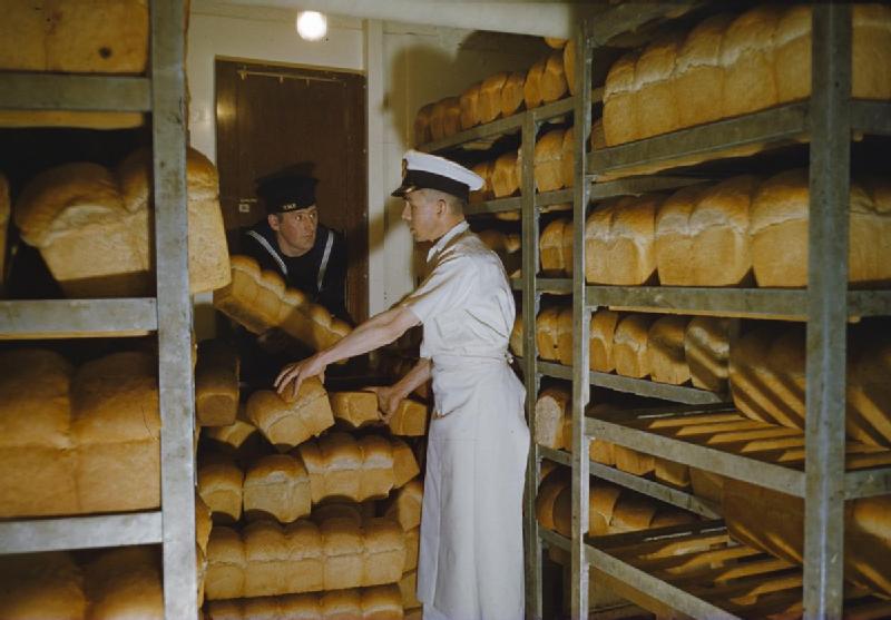 File:On Board a Battleship, November 1942 TR321.jpg