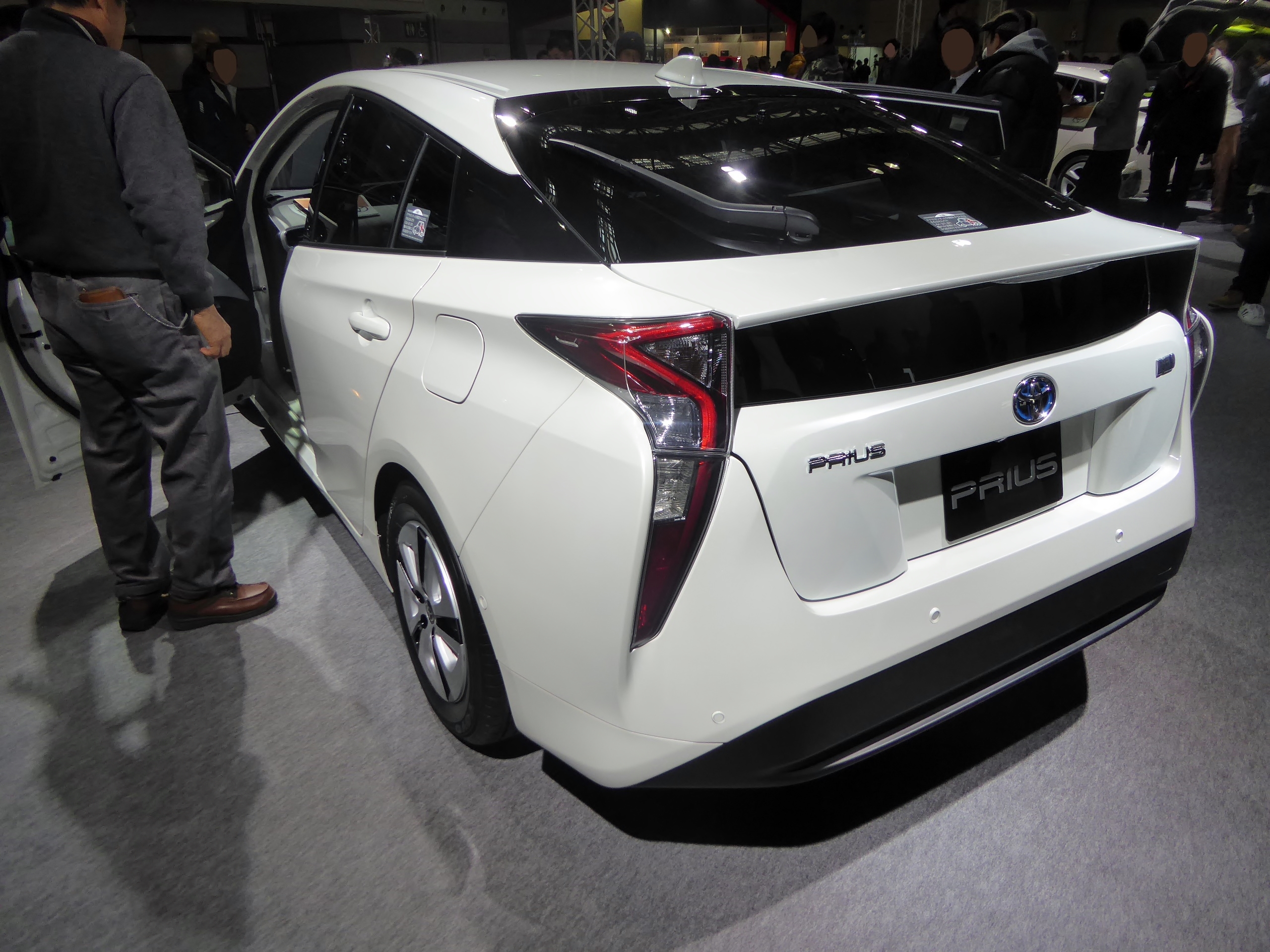 File:Osaka Motor Show 2015 (51) - Toyota PRIUS A (DAA-ZVW51).JPG -  Wikimedia Commons