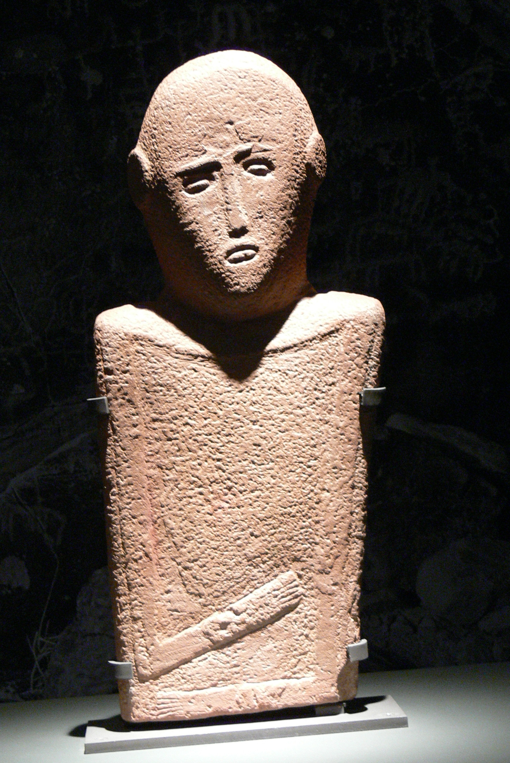 Anthropomorphic stela (4th millennium BC), sandstone, 57x27 cm, from El-Maakir-Qaryat al-Kaafa ([[National Museum of Saudi Arabia