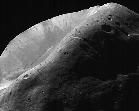 Gros plan sur le cratère Stickney de la lune Phobos.