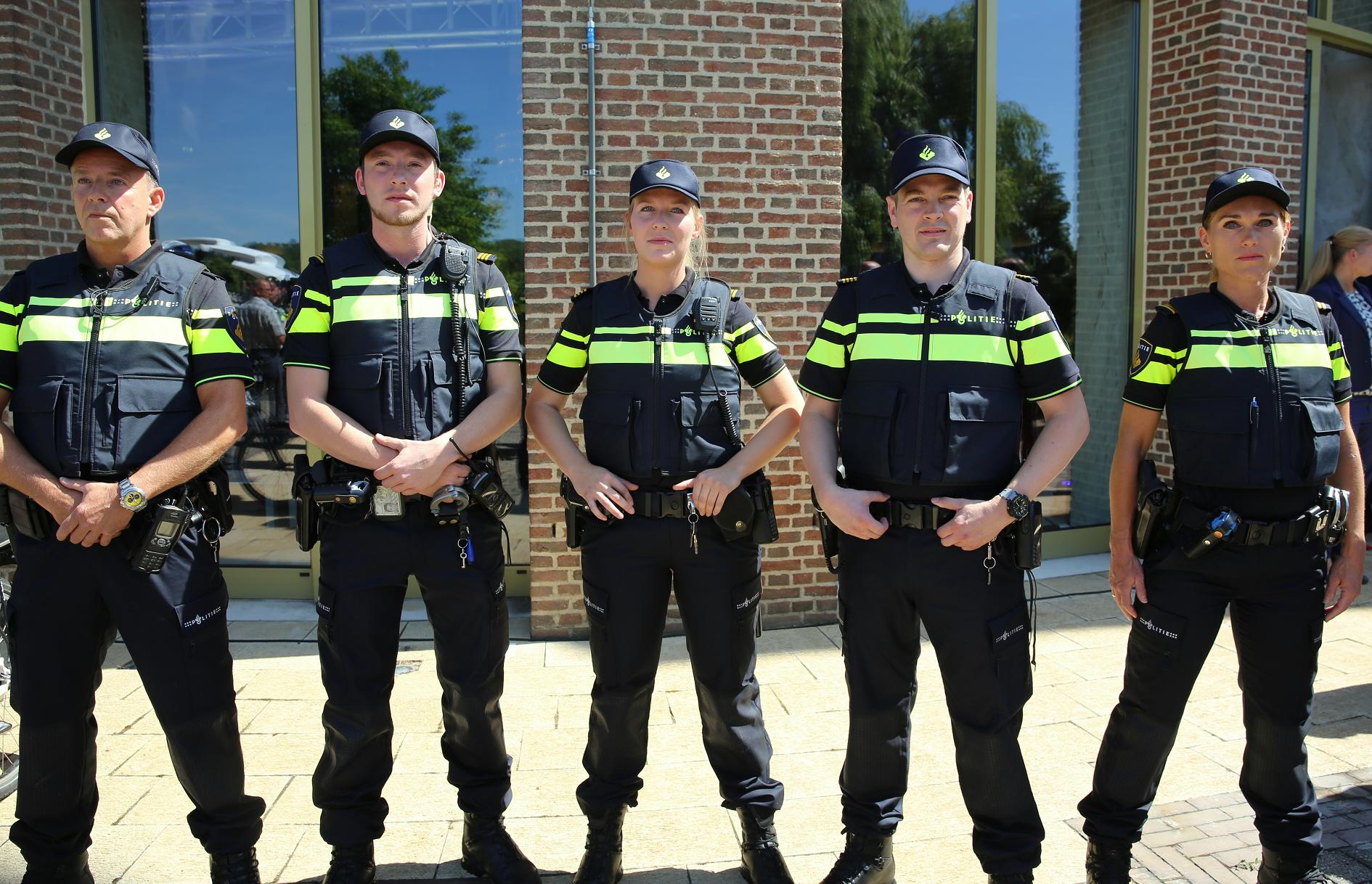 privaat Onrustig gewelddadig File:Politie Nederland nieuw uniform.jpg - Wikimedia Commons