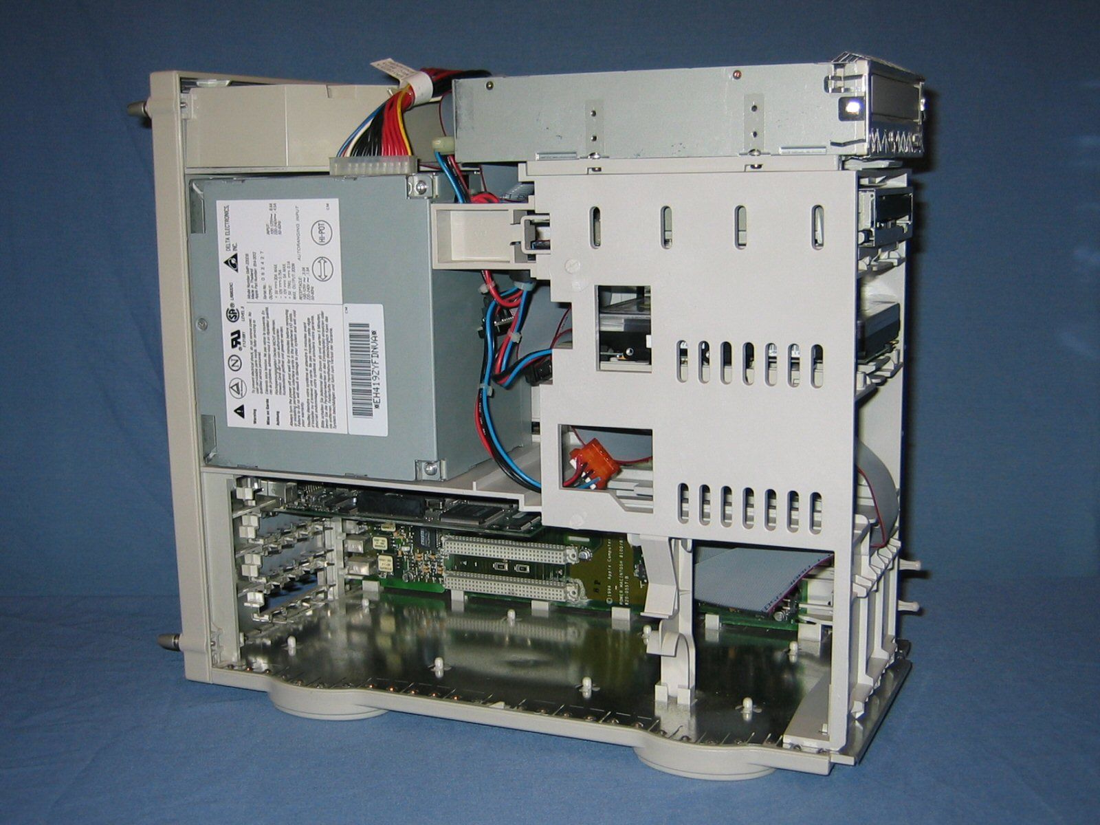 File:Power Macintosh 8100-80AV - side view 1.jpg - Wikimedia