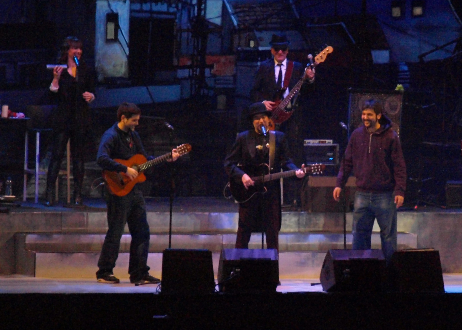 Sabina en concierto con Estopa en el Palau Sant Jordi a finales de 2009.