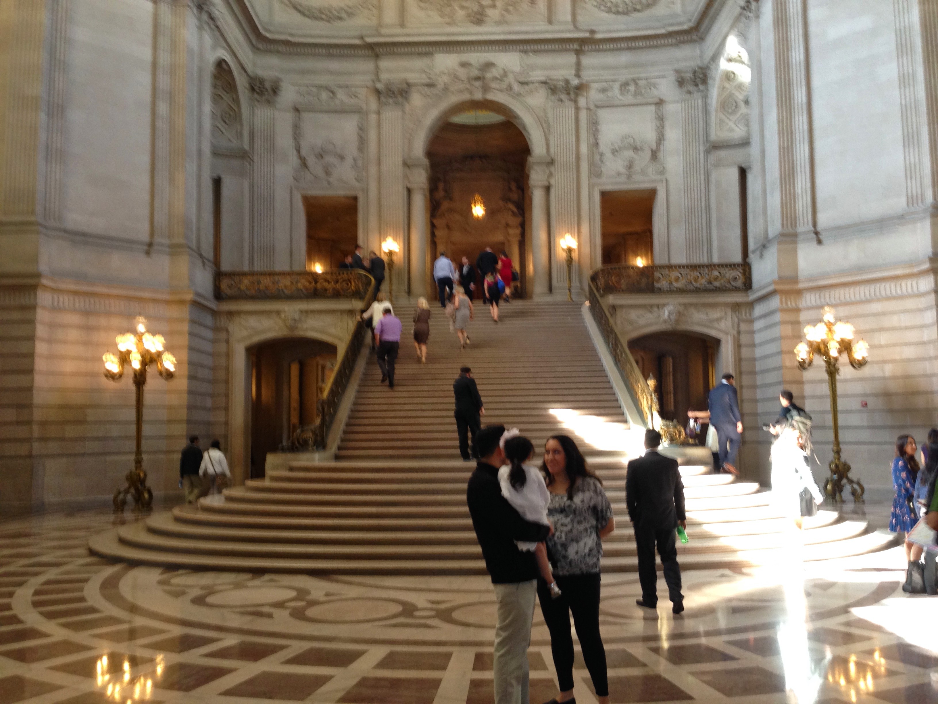 The people in the hall. Сити Холл Сан Франциско. San Francisco City Hall. Rotunda – San Francisco. People City Hall.