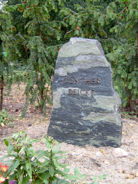 Grab von Günther Deicke auf dem [[Friedhof Pankow III