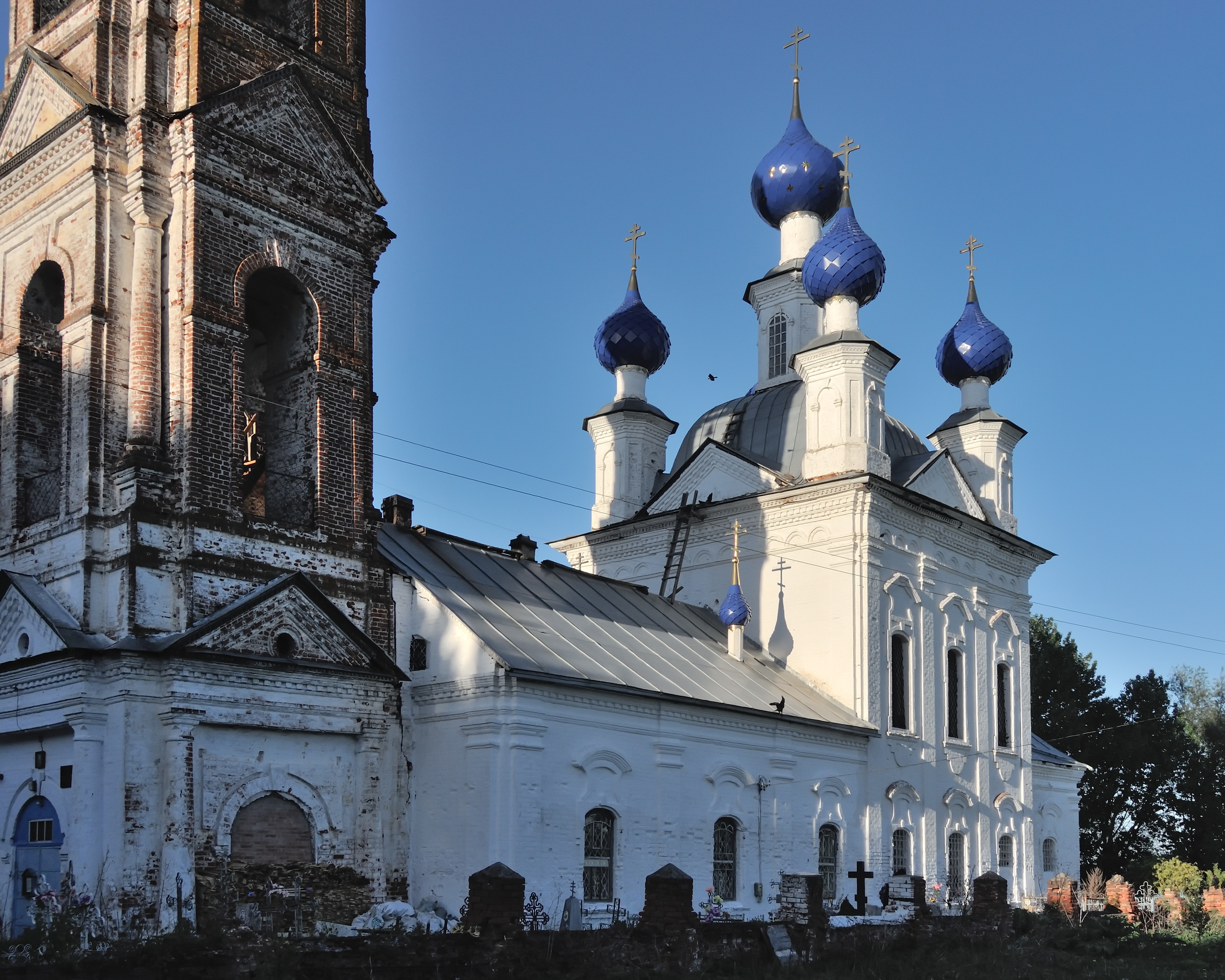 Село федоровское. Церковь Смоленская Федоровское Ярославская область. Храм Смоленской иконы Божией матери Федоровское. Федоровское кладбище Ярославль Смоленская Церковь. Храм Смоленской Божией матери в Ярославле село Феодоровское.