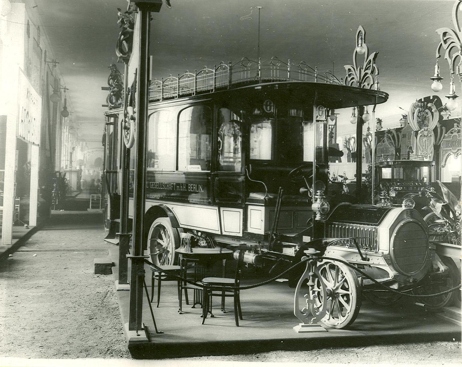 1907 первый городской автобус в каком городе. Петербург 1907 год. Автомобиль Лесснер 1907 на выставке. Автомобиль 1894. Российская Империя автомобильная выставка.