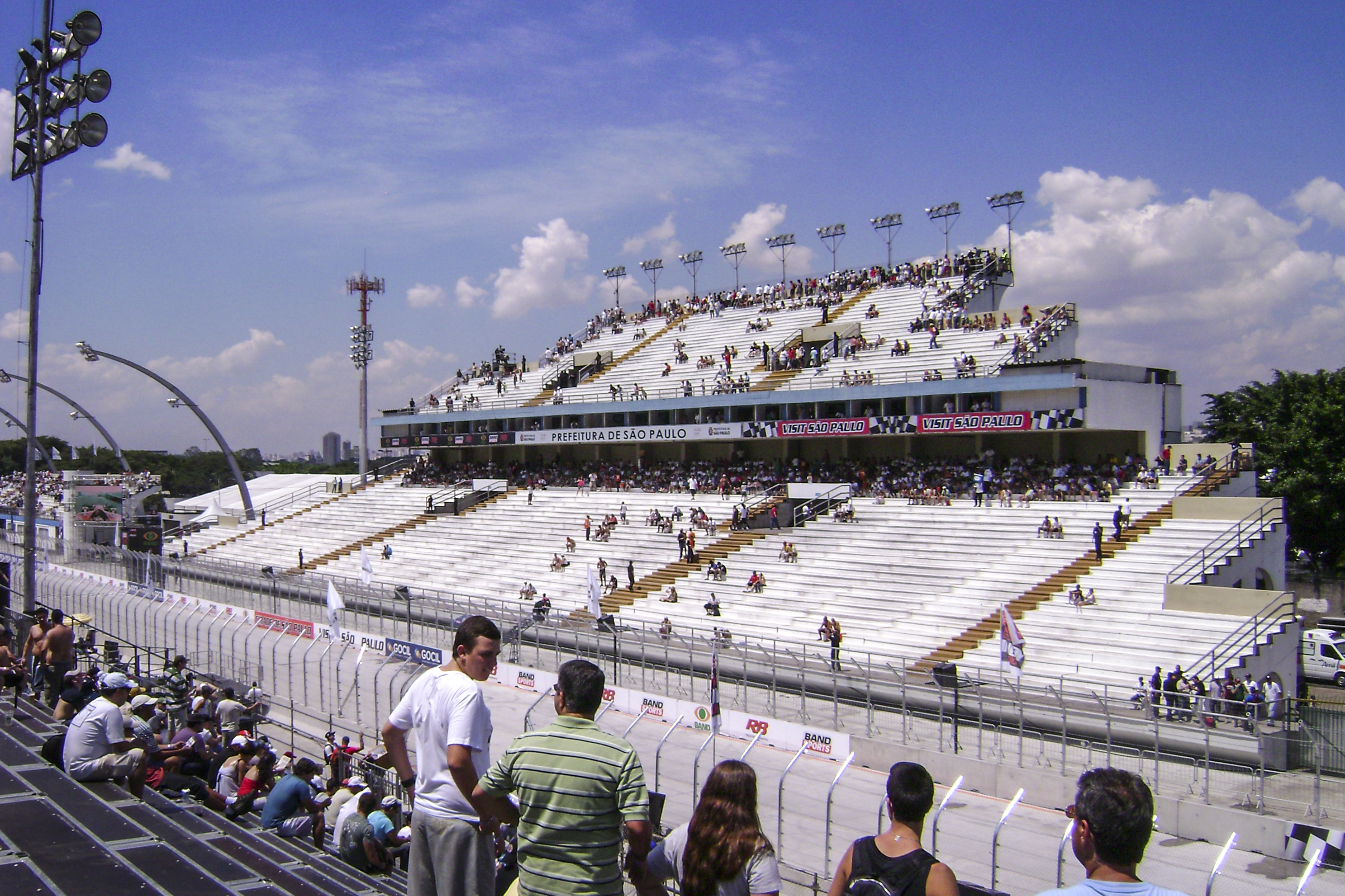 File:2010 IZOD IndyCar Series - São Paulo Indy 300 Vista da lateral da reta  do sambódromo - Trackside view of Sambadrome the straight (26481314853).jpg  - Wikimedia Commons